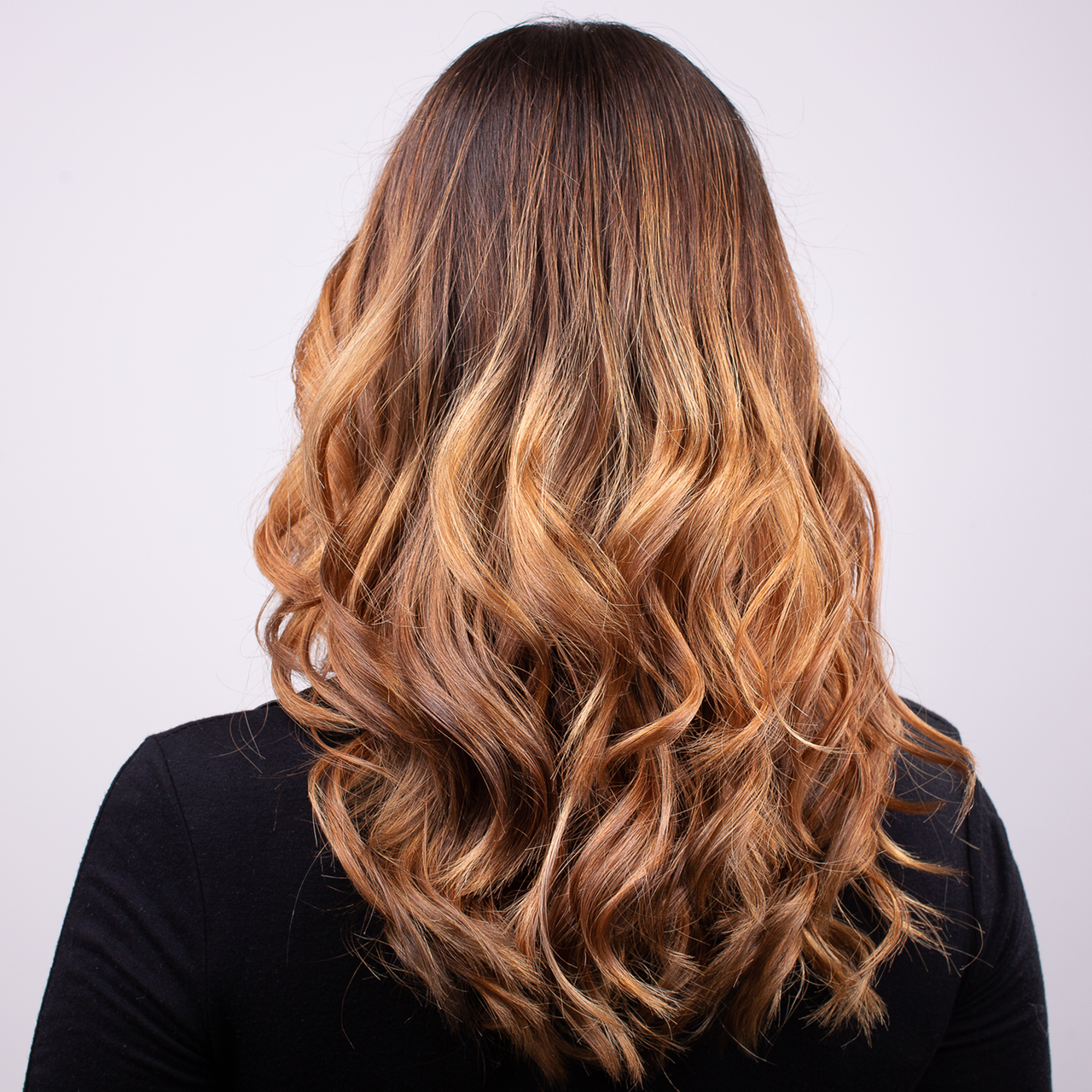 Braune Haare mit Karamell-Highlights - Tiefe und Glanz für Ihr Haar